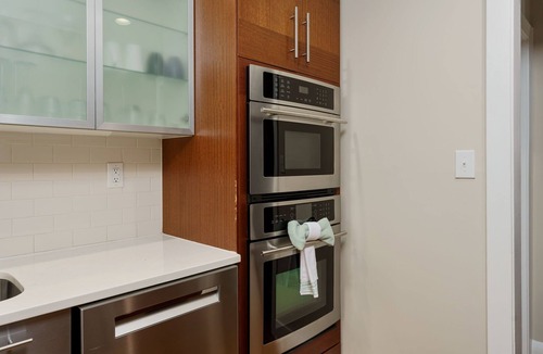 Wilmington House | Eden Oasis ~ Hot Tub, Swimming Pool, 2 King Suites, Kids Rooms, PS4, Ping Pong