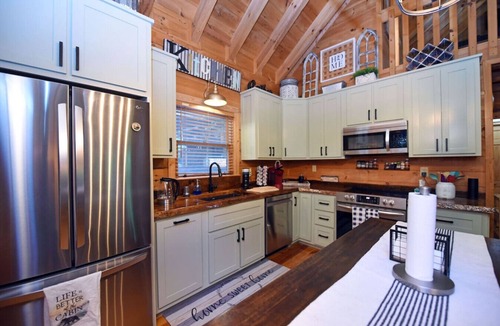 Cherry Log Cabin | Elegant Escape- Lowered Rates! Cherry Log Cabin Gourmet Kitchen Firepits