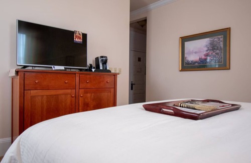 Berea Hotel | Elegant Suite Near Berea Artisan Center & Arts Council - Tranquil Retreat!