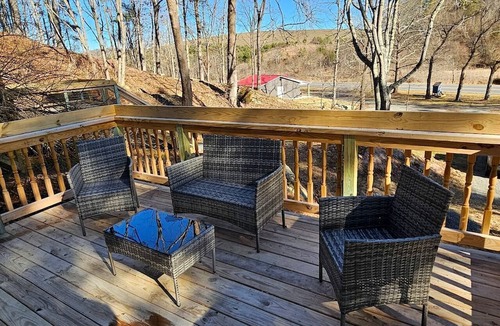 Draper Cottage | Elevated Cottage Nestled in Nature and near the New River in Draper, Virginia, Perfect for a Weekend Escape