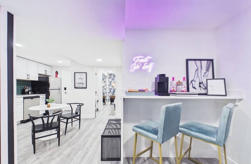 Wrigleyville Apartment | Elite 2BR Art Deco sanctuary. High style.