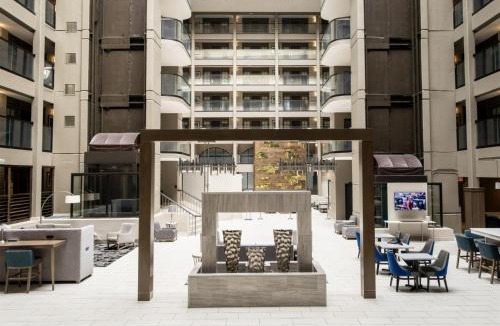 Schaumburg Hotel | Embassy Suites by Hilton Chicago Schaumburg Woodfield