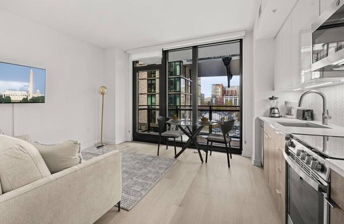 NoMa Hotel | Enjoy DC Views on your Private Balcony | Gym + Free Outdoor wifi