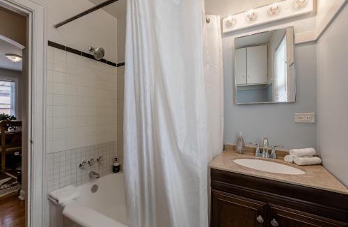 Evanston Apartment | Enjoy Evanston! Slow Down After a Busy Day Sight Seeing - Walking Distance from Public Transportation apts