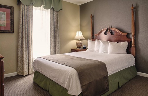 Williamsburg Resort | Enjoy our Colonial Style Resort in Williamsburg with Free parking, pool access, mini golf and tennis