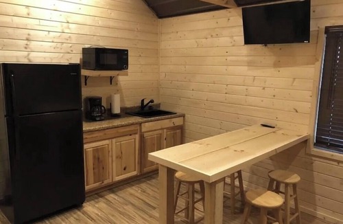 Bluewell Cabin | Enjoyable centrally located 1-bedroom cabin in Bluewell at Gold & Blue cabins