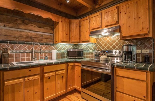 Saluda Cabin | Epic 1BR Cabin w/Outdoor Fireplace~Free Tix