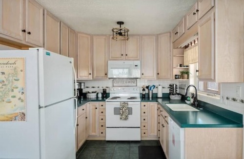 Stanley House | Epic Views, Hot Tub, Pets Welcome! Overlooking Shenandoah National Park