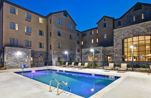 Mount Juliet Condo | Equipped Double Suite | Free Breakfast, Seasonal Outdoor Pool + Gym