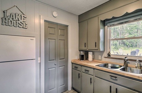 Ingles House | Escape to this charming home in the Dehaven Park area of Claytor Lake