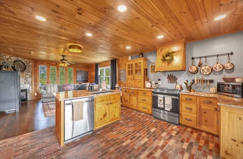 Fancy Gap Cabin | Escape to Tranquility: Your Perfect Getaway on the Blue Ridge Parkway