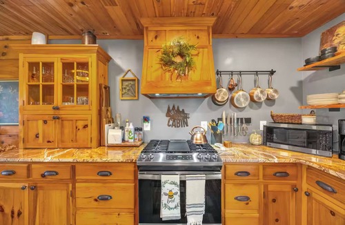 Fancy Gap Cabin | Escape to Tranquility: Your Perfect Getaway on the Blue Ridge Parkway