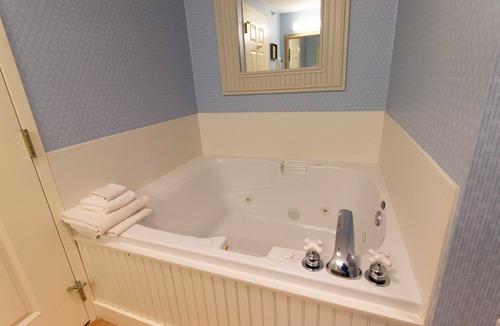Middlebury Hotel | Essenhaus Inn & Conference Center