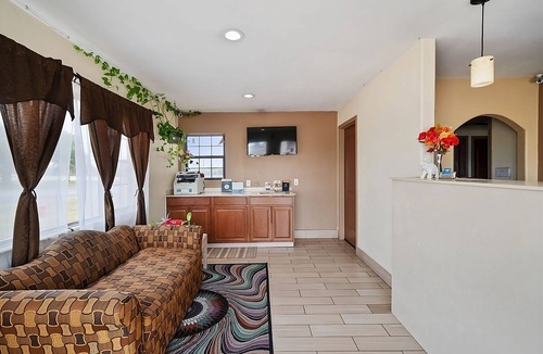Beeville House | Excellent Choice! With Free Parking, Pets are Welome!