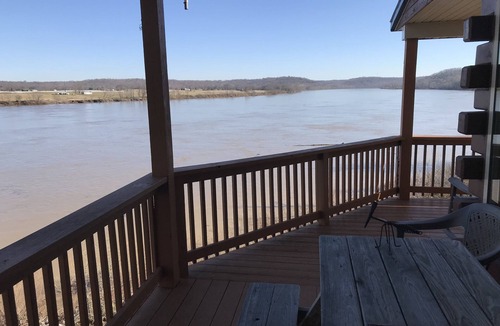 Magnet Cabin | Exceptional views of the Ohio River and accommodates 2 boats