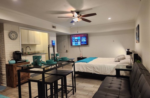 Kernersville House | Exec Suite King Bed Hot Tub Gym Laundry