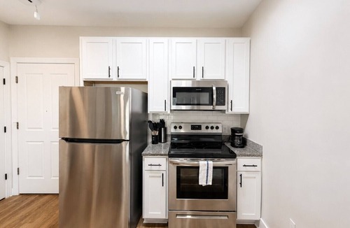Glen Iris Apartment | Executive 3BR Downtown Birmingham with Game Table