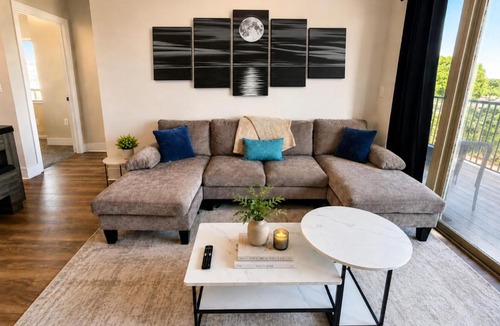 Glen Iris Apartment | Executive 3BR Downtown Birmingham with Game Table
