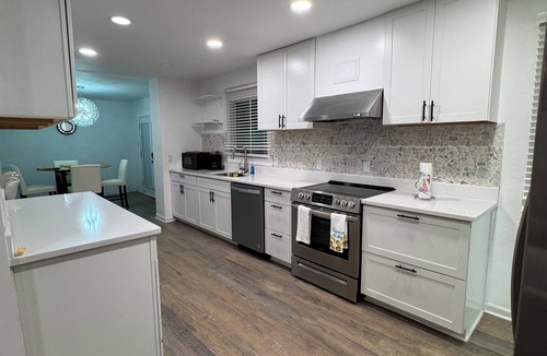 Gastonia House | Executive 4BR 3.5BA Home Sleeps 9 Near CLT & CaroMont Medical Center