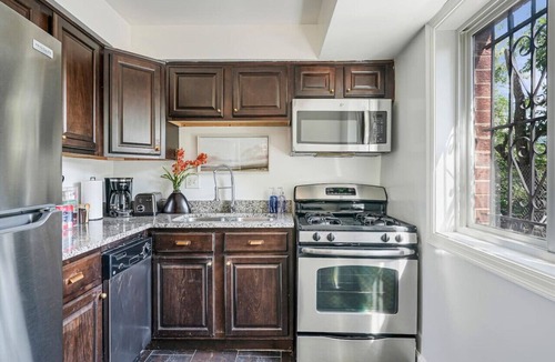 Aurora Highlands Condo | Executive King Suite/5 min to DCA Pentagon HQ2/Free Parking 101