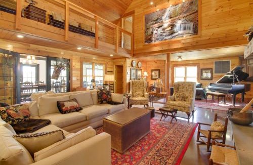 Roseland Villa | Expansive Possum Trot Lodge on 10 and Acres!