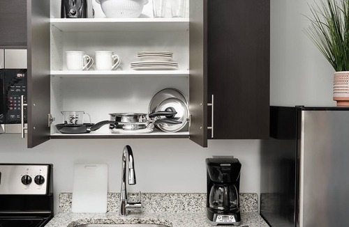 Lithia Springs Hotel | Experience Convenience & Comfort in a Suite with Kitchen & Courtyard Access