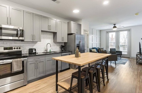 East Walnut HIlls Apartment | Explore Cincy! Stylish Condo by Shops & Dining