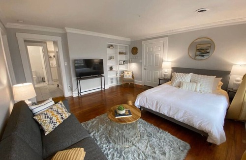 Mount Adams Apartment | Explore Downtown from Mt Adams | Patio River Views