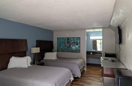 Cartersville Hotel | Explore Nature with 4 Rooms Steps From Manning Lake and Parks