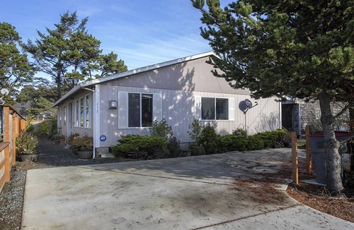 Seaside House | Explore Seaside from this beautiful 3-bedroom home, 1.5 Blocks to the Beach