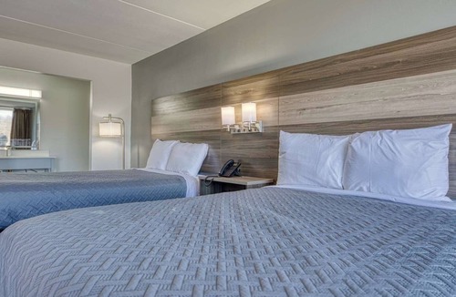 Revelo Hotel | Explore Stearns' History: 4 Rooms w/Pool, Free Breakfast, Near McCreary Museum