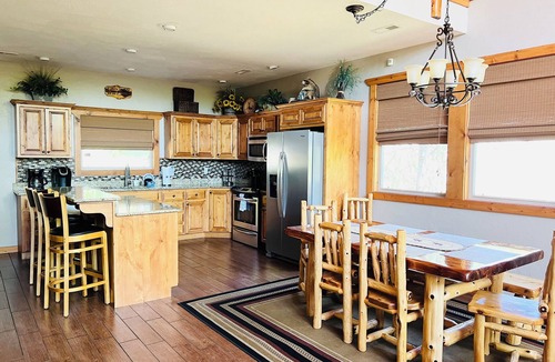 Lampe Cabin | Exquisite Lakefront Cabin- 4BR/4BA Sleeps 10