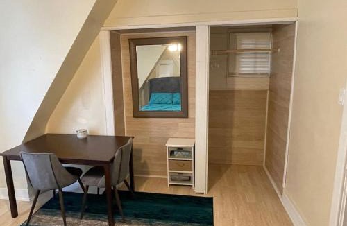 West Ridge Apartment | Exquisite Rogers Park 1 bedroom, 1 bath Apartment Near Evanston