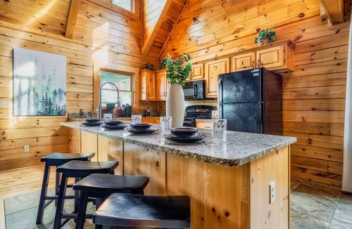 Gatlinburg Cabin | ☞Exquisite! 🌿Winter Sale ⛰Stunning Views ♨️HotTub 🎱PoolTable🕹Arcade
