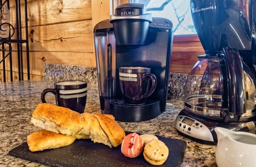 Gatlinburg Cabin | ☞Exquisite! 🌿Winter Sale ⛰Stunning Views ♨️HotTub 🎱PoolTable🕹Arcade