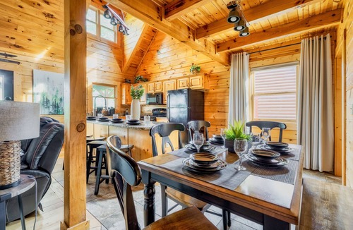Gatlinburg Cabin | ☞Exquisite! 🌿Winter Sale ⛰Stunning Views ♨️HotTub 🎱PoolTable🕹Arcade