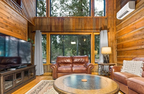 Sandy House | Extraordinary River Views and Setting, Hot Tub, Fire-Pit, Open Layout, New Décor and Furnishings