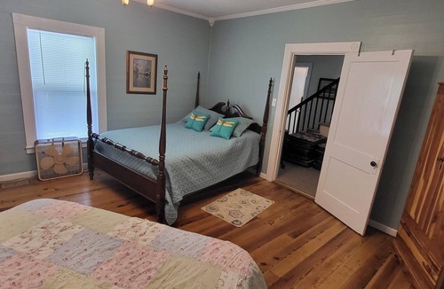 Stokes House | Fabulous 3-bedroom Farmhouse Minutes from Hanging Rock State Park