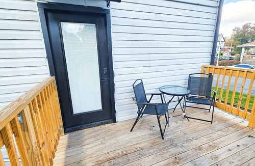 Austin House | Fabulous 3-bedroom townhome with AC in vibrant Chicago