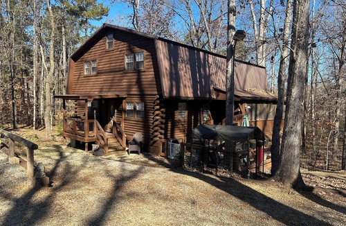 Gumlog Cabin | Fabulous 3BR cabin with AC in welcoming Lavonia just outside Tugaloo State Park