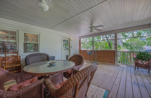 Coliseum Central House | Fabulous 5 Bedroom 3 Bathroom Holiday House Near Beaches. WE SANITIZE!