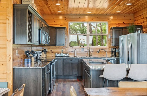 Frenchburg Cabin | Fabulous immense lodge, sitting on top of the world, with breathtaking views