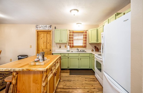 Cimarron Cabin | Fall Colors in Arrowhead! Beautiful Cabin! Deck with Fire Pit & Views!