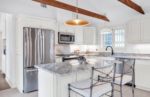 Covington House | Fall Getaway with River Views Deck Gym 1.5 Acres 4BR Sleeps 10+