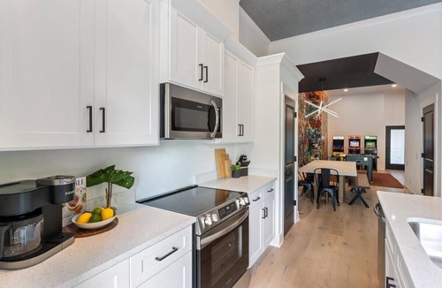 Red Bank House | Family 4BR Retreat | Hot Tub & Arcade | Near City