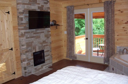 Mammoth Cave Cabin | Family Adventure Cabin in Mammoth Cave Country - Hot Tub - Disc Golf - Sleeps 8