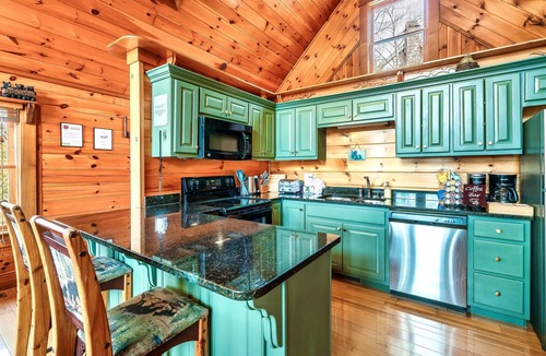 Black Bear Falls Cabin | Family Cabin Retreat | Multi Arcade | HotTub