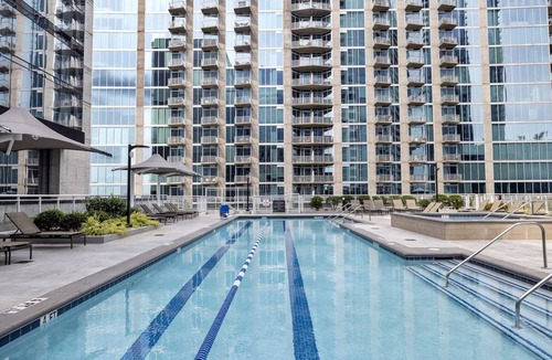 Sobro Apartment | Family Escape in SoBro | Rooftop Pool & Balcony | Steps to Country Music Hall