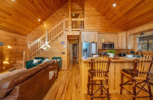 Vein Mountain Cabin | Family Friendly Cabin w/Hot Tub, Fishing Pond & Game Room 45min to Asheville