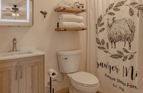 Whitley City Apartment | Family-Friendly Sheep-Themed Room with 2 Beds & Pasture Views at Beulah Farm